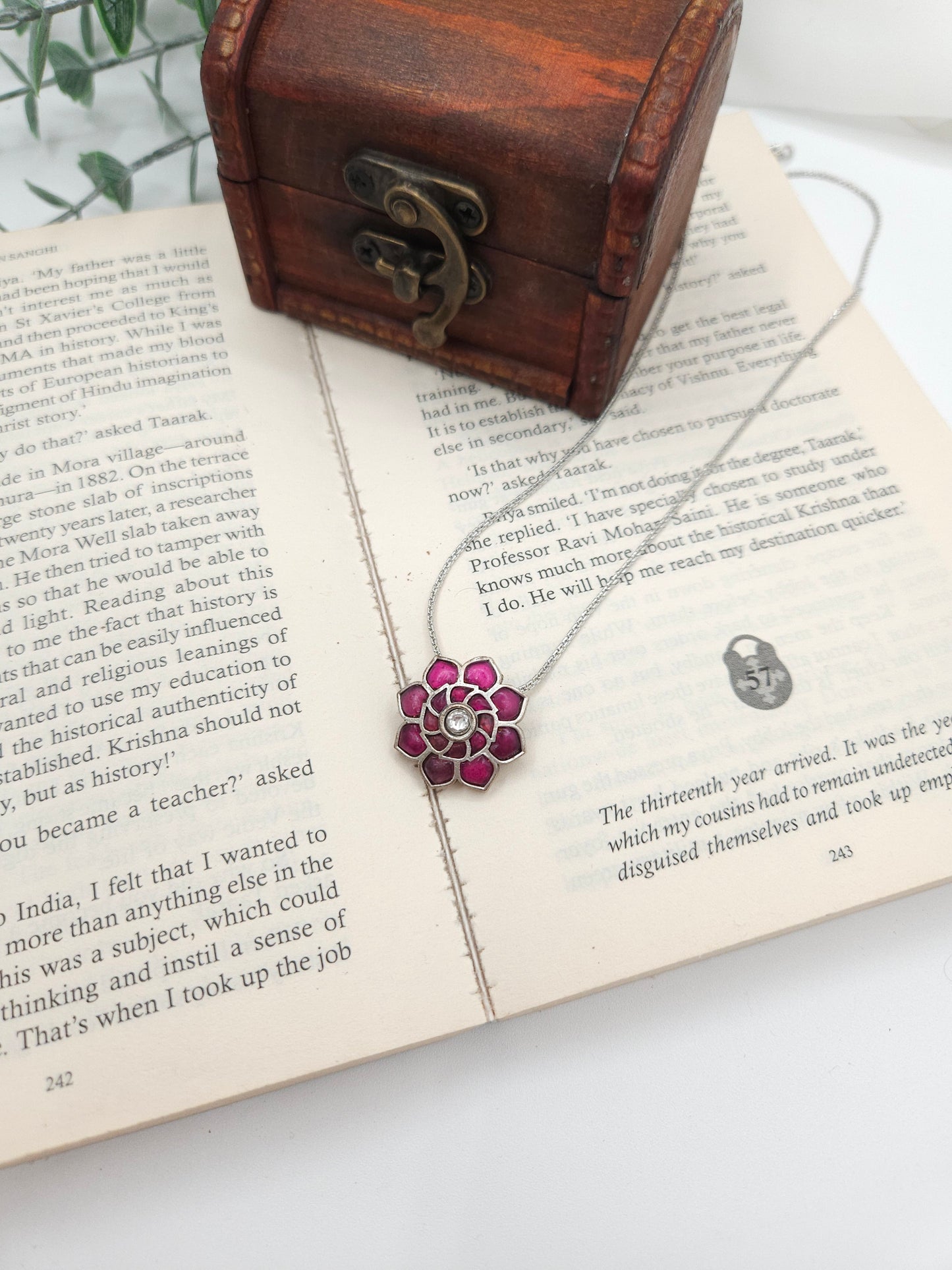 Aarvi contemporary dainty necklace