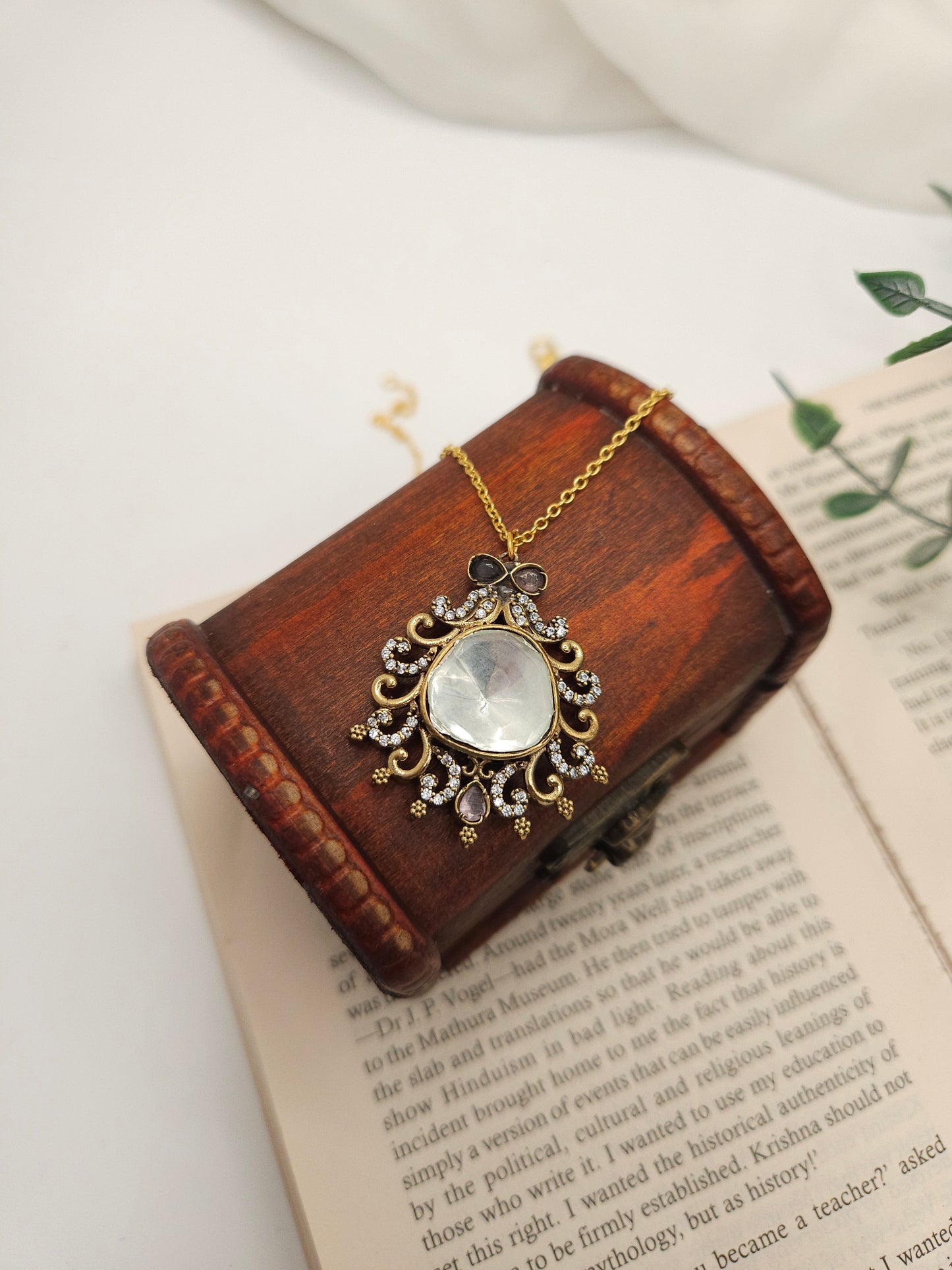 Aarvi contemporary dainty necklace