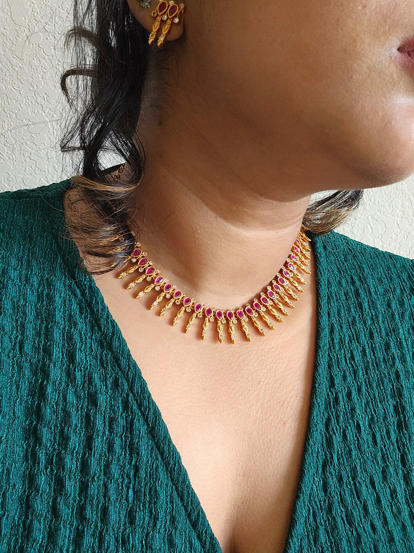 Aarvi goldplated contemporary hasli Necklace set