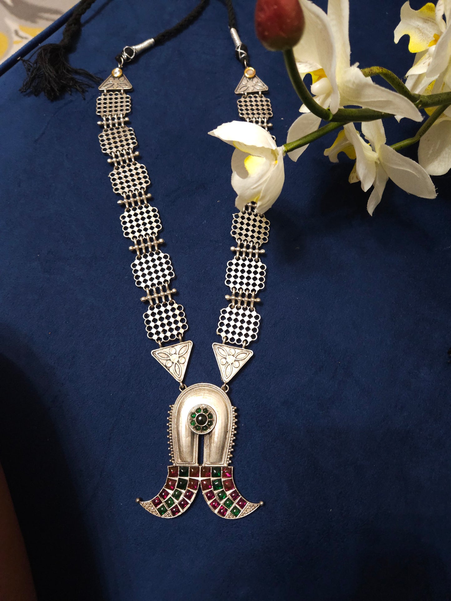 Anvi silveralike necklace set