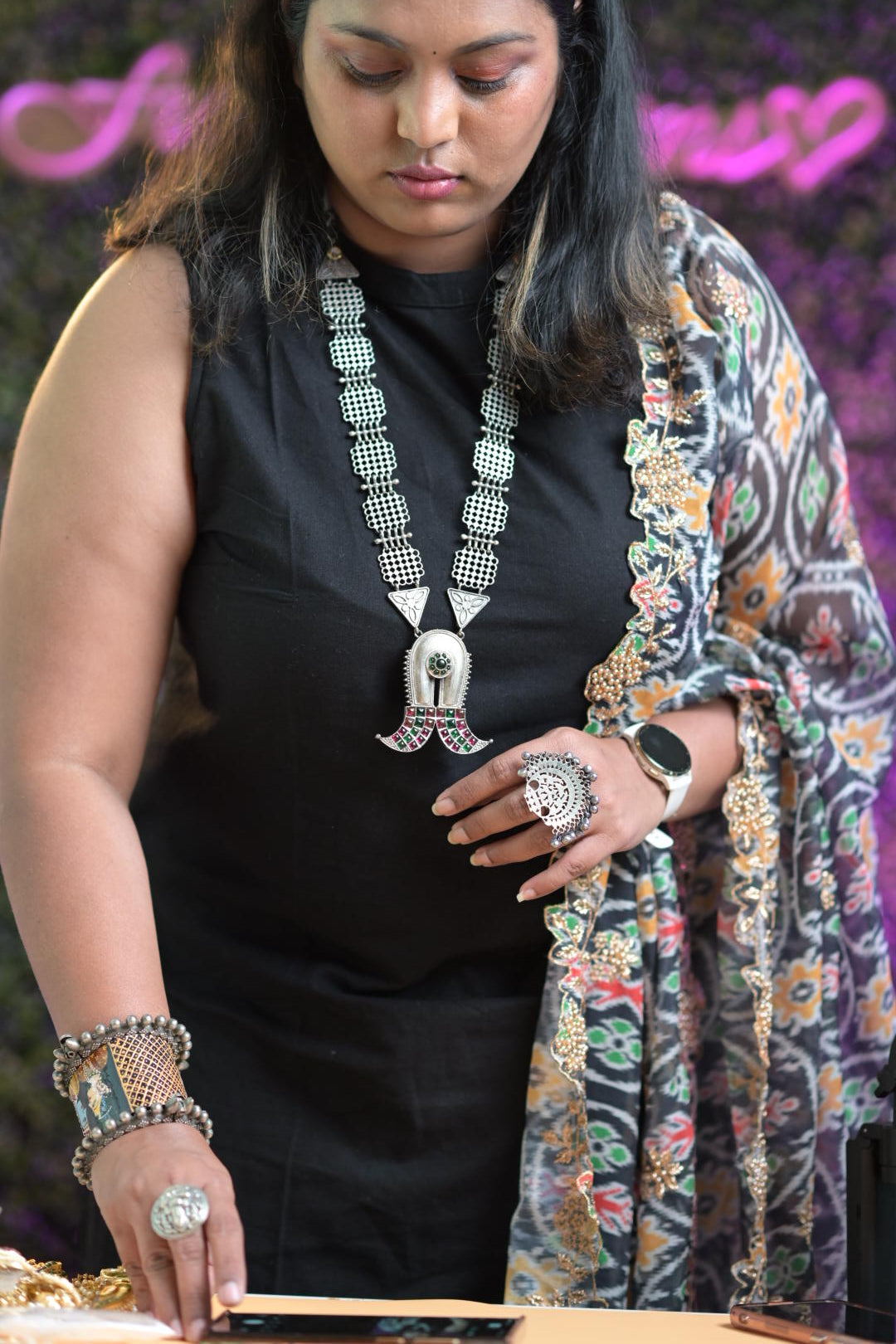 Anvi silveralike necklace set
