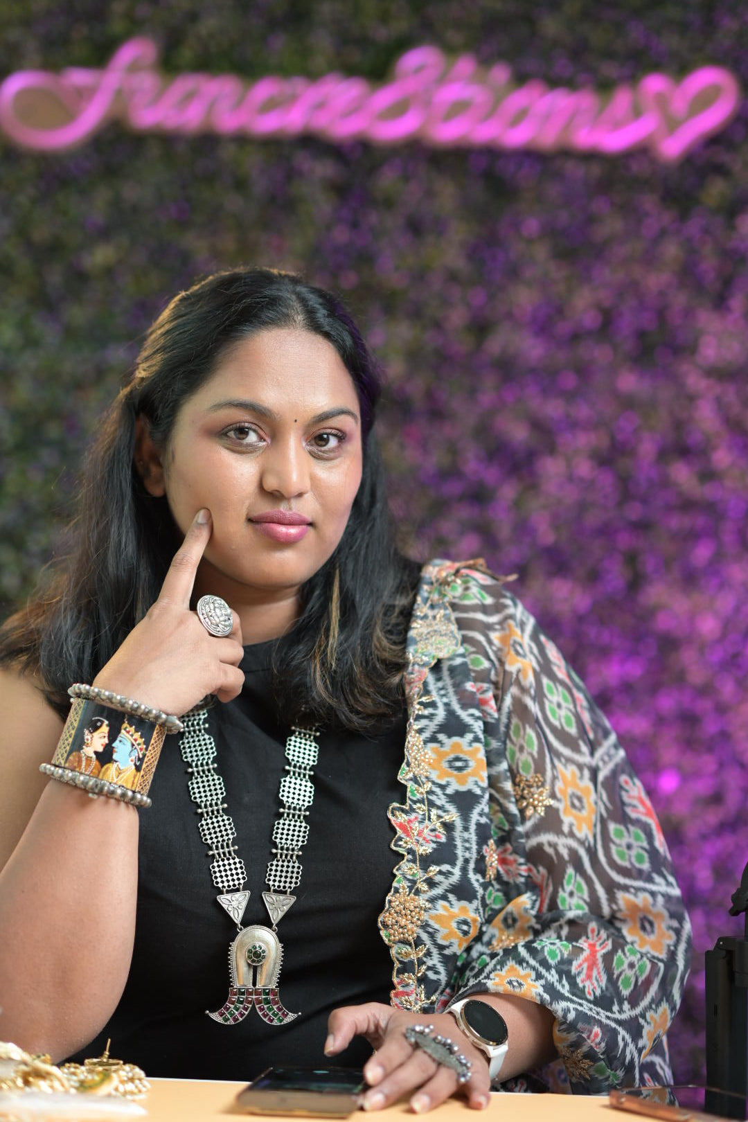 Anvi silveralike necklace set
