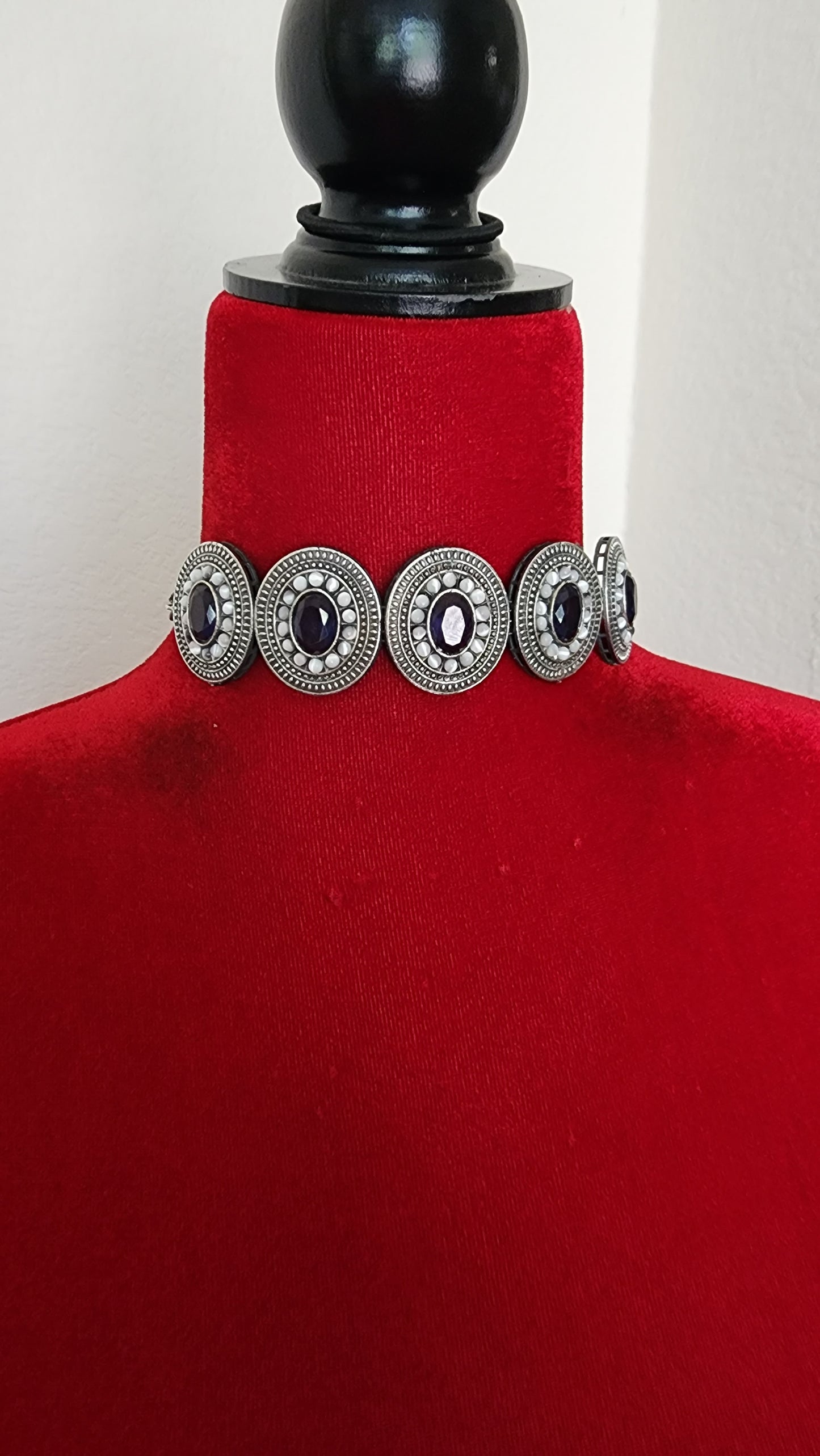 Alaya silveralike choker necklace set