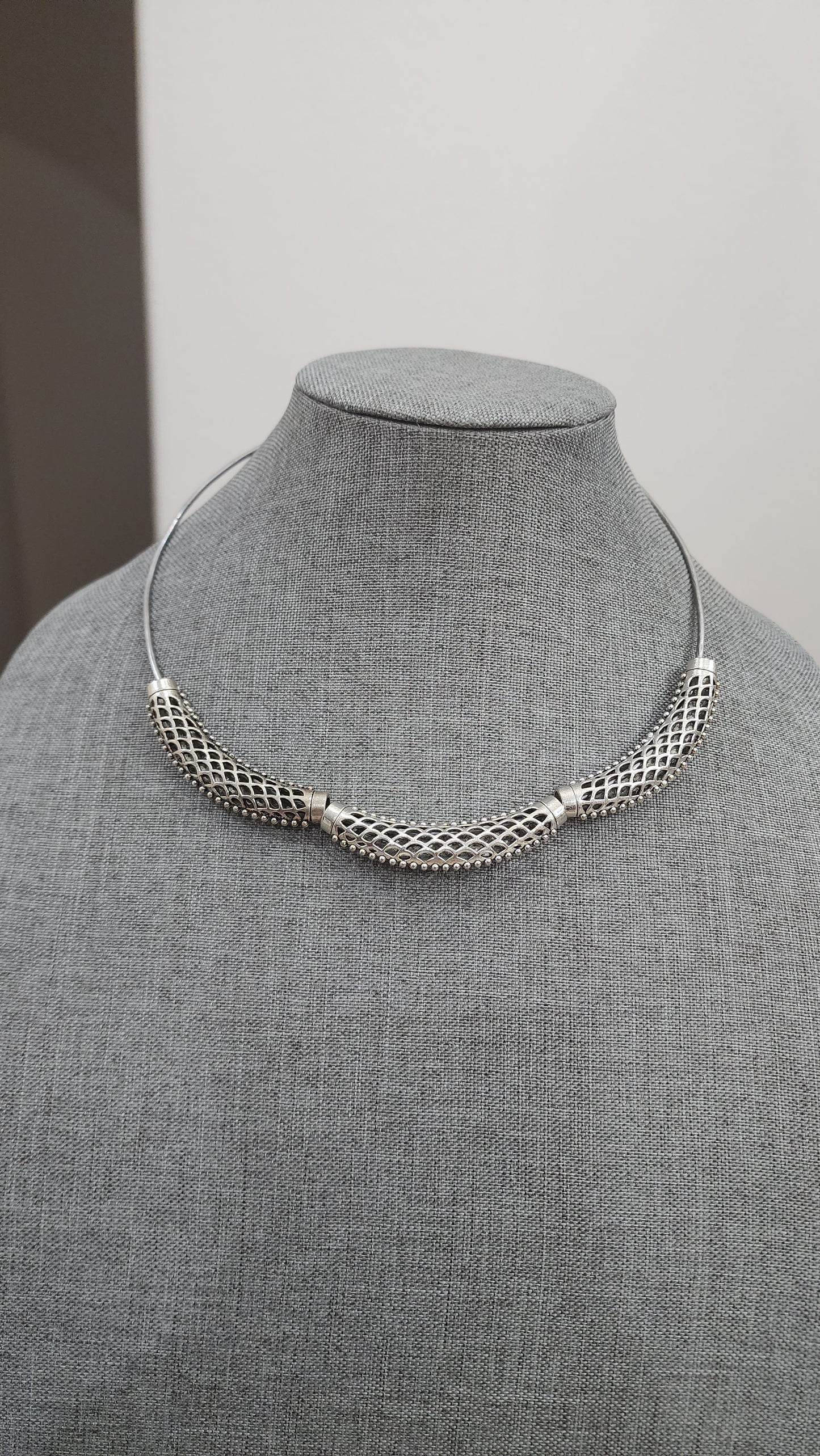 Simple hasli pendant necklace