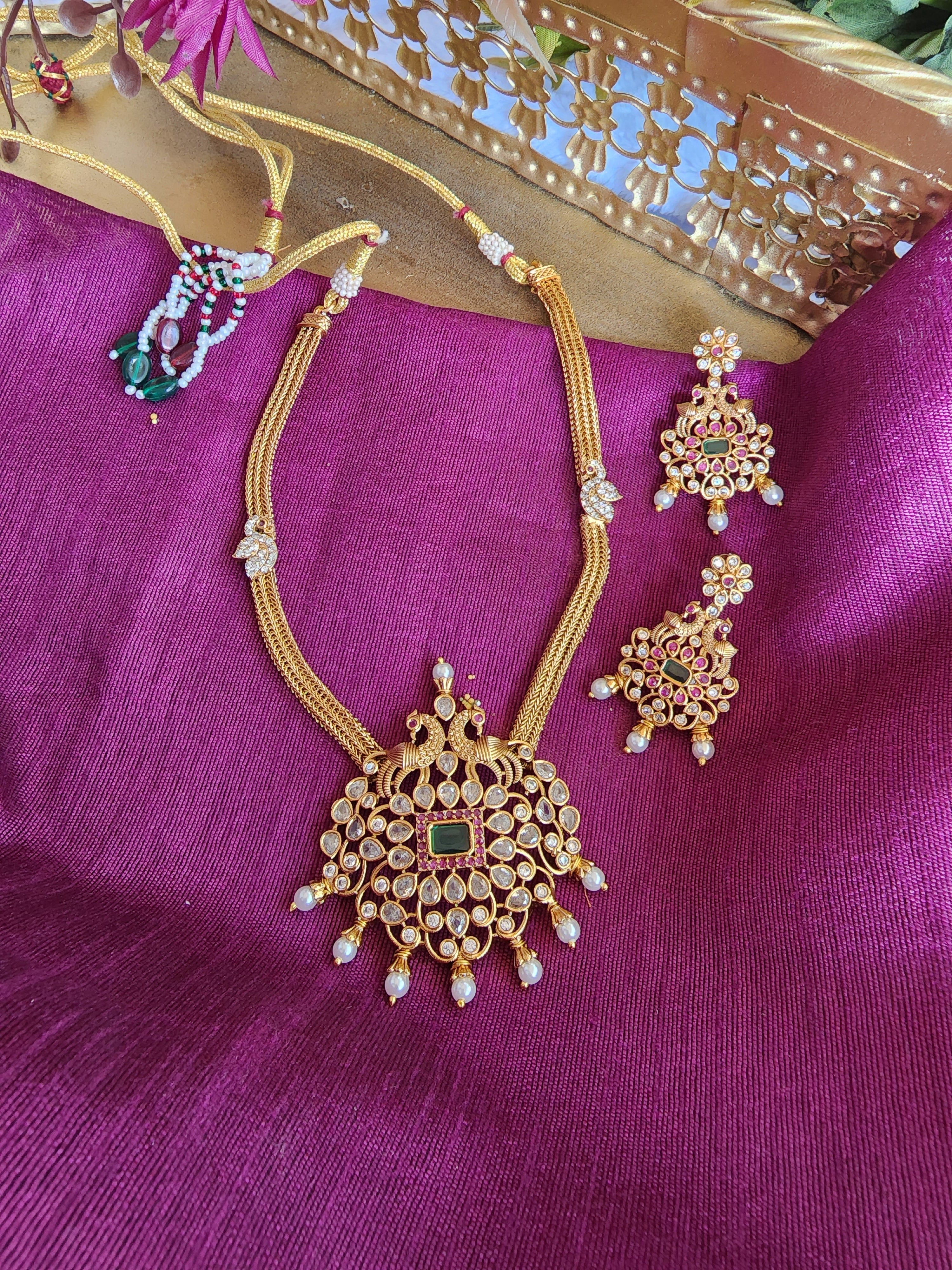 Aarvi goldplated contemporary hasli Necklace set