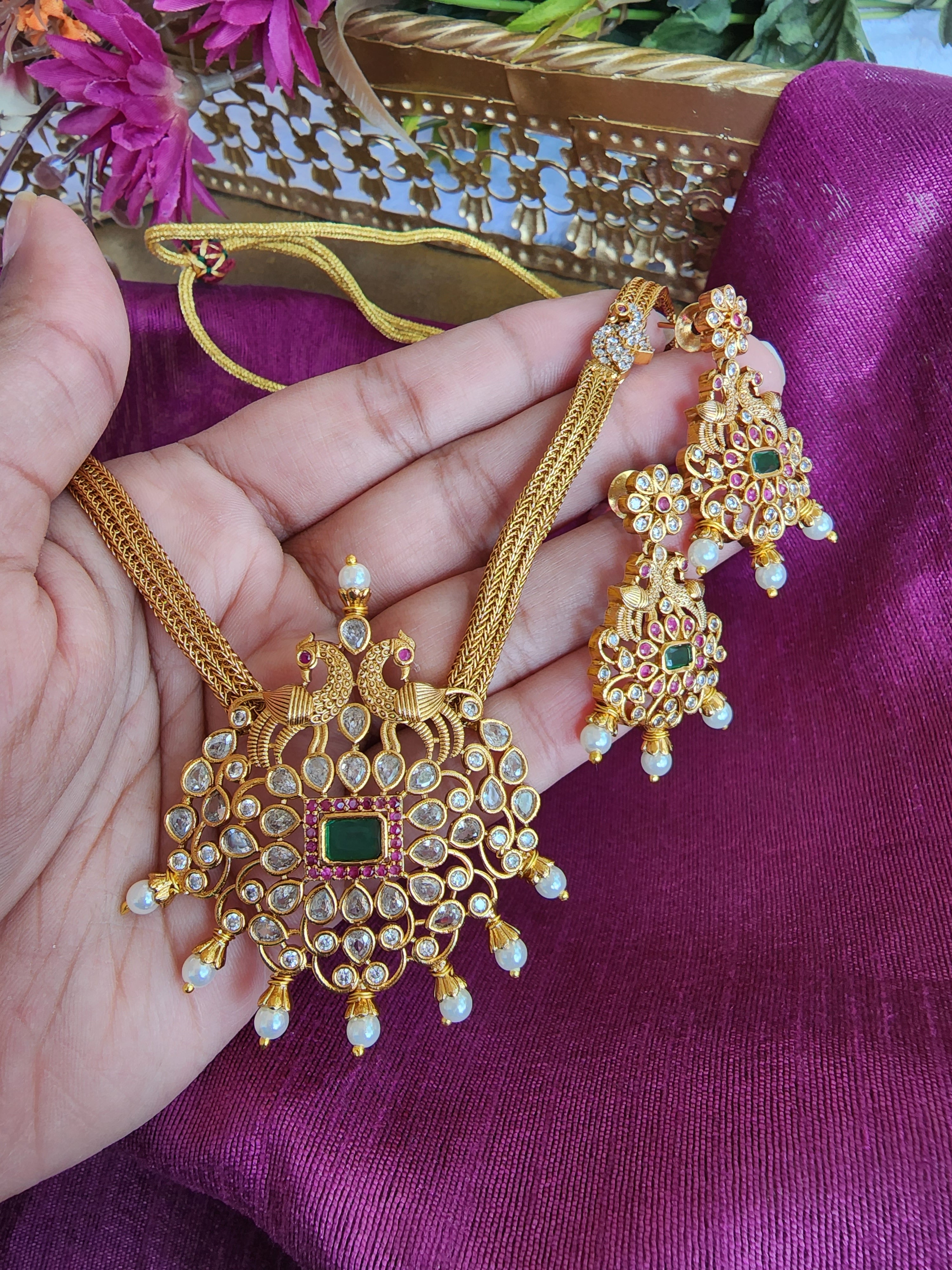 Aarvi goldplated contemporary hasli Necklace set
