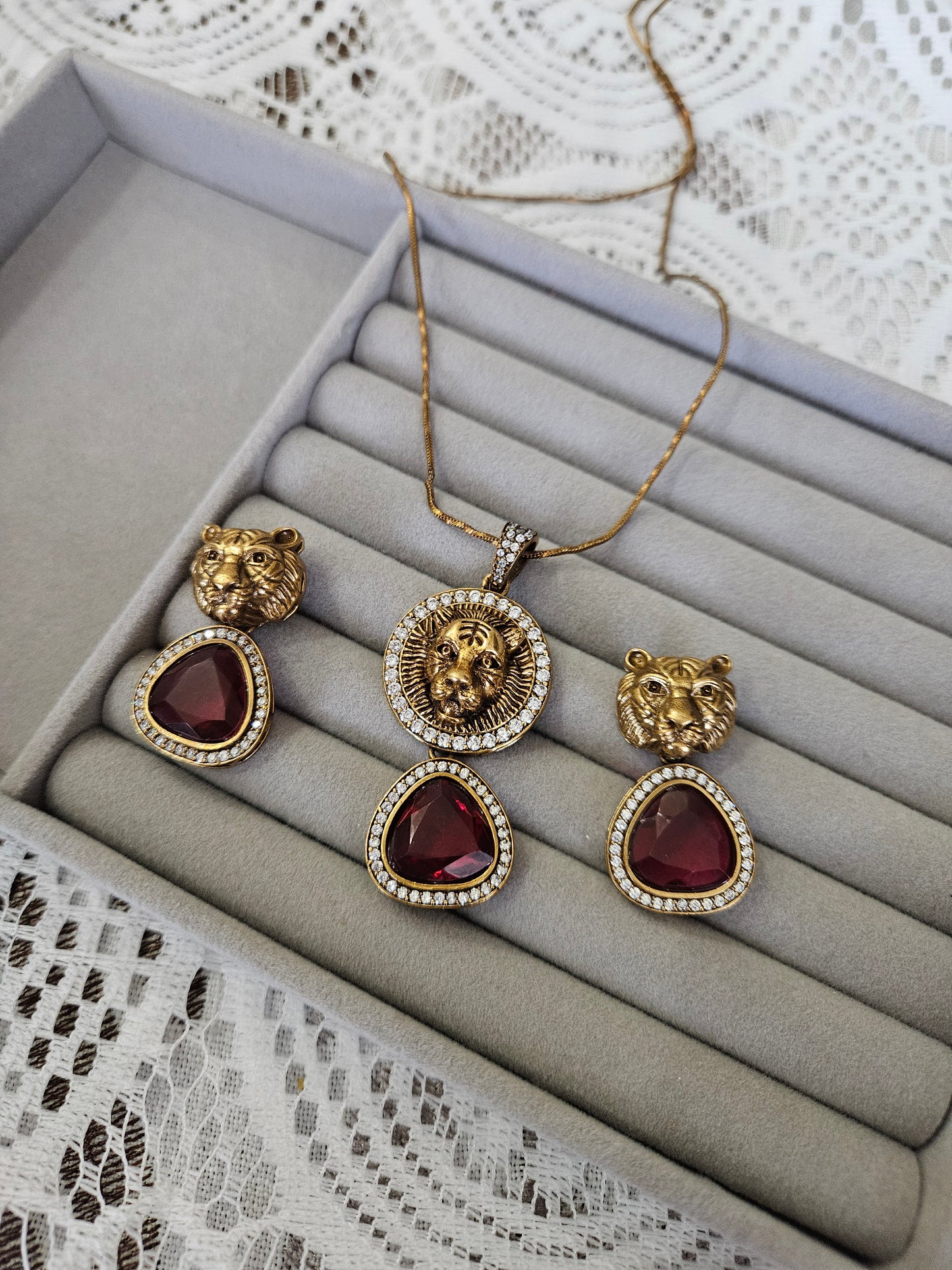 Hasika contemporary necklace set