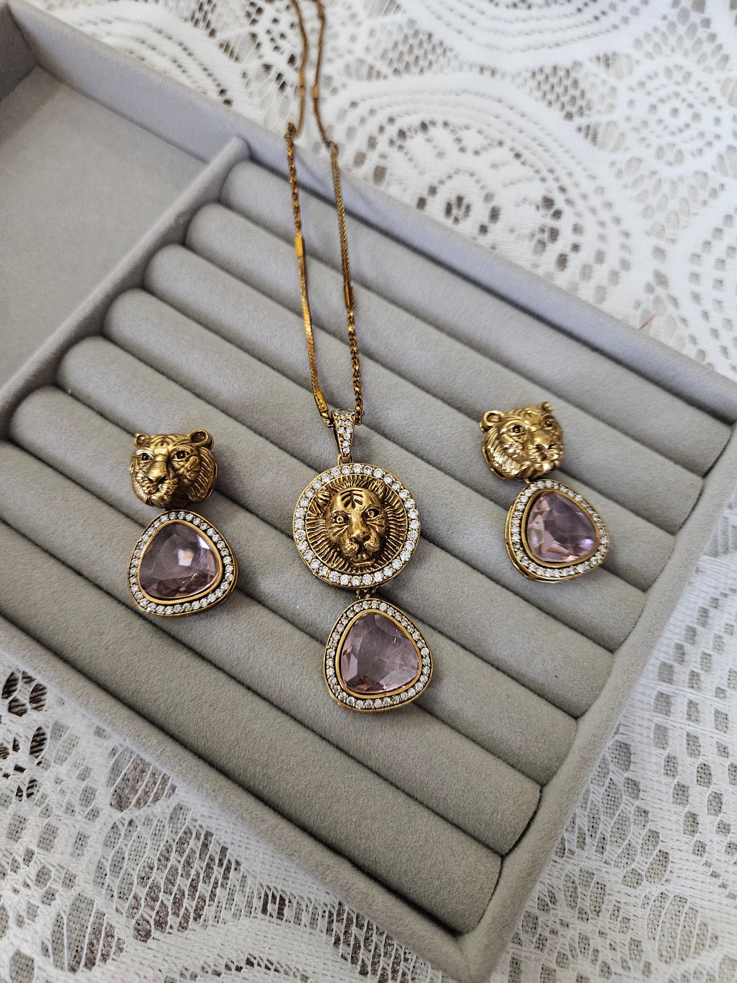 Hasika contemporary necklace set
