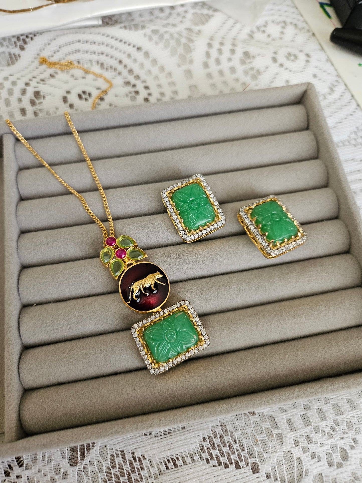 Hasika contemporary necklace set