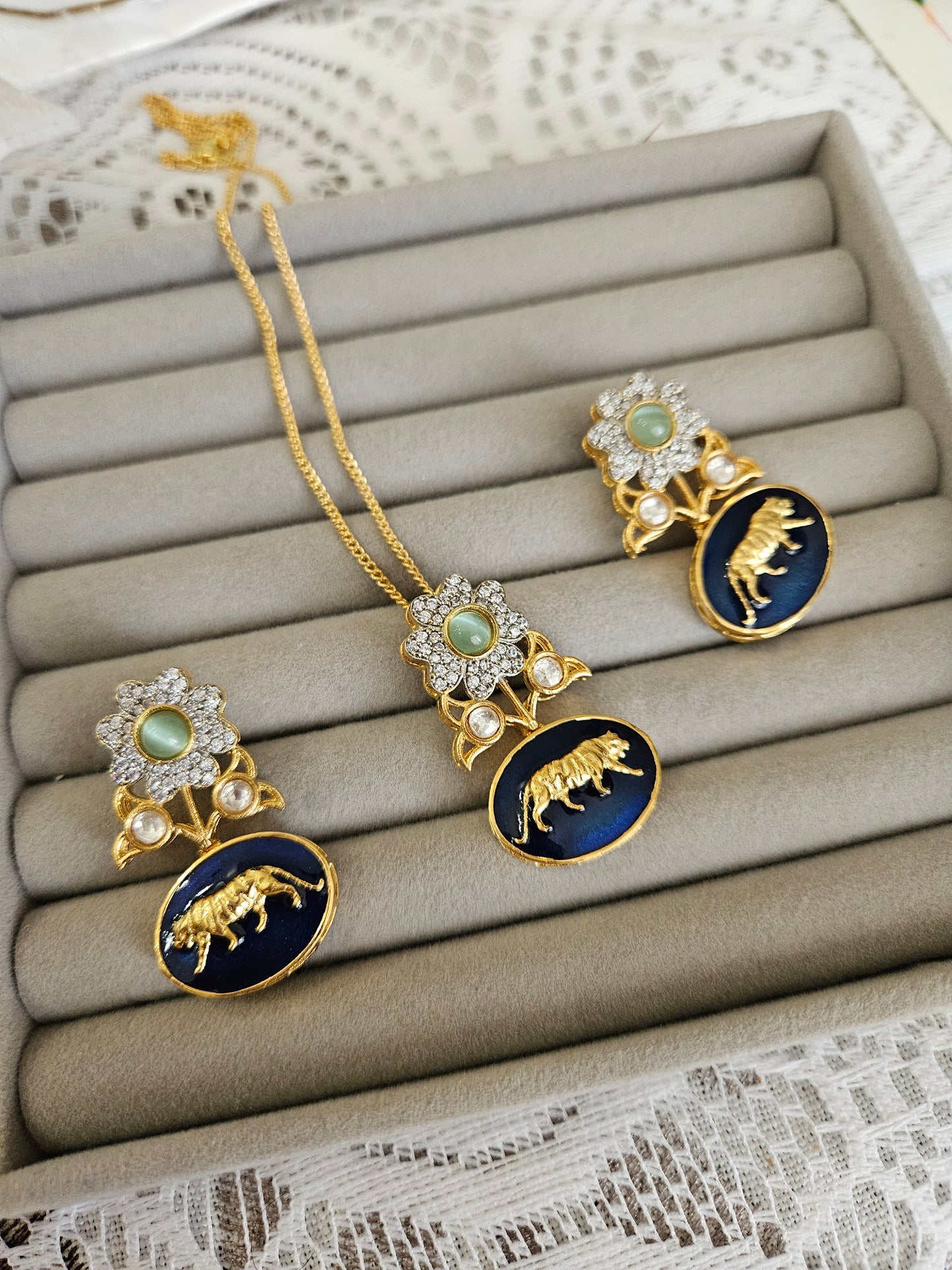 Hasika contemporary necklace set