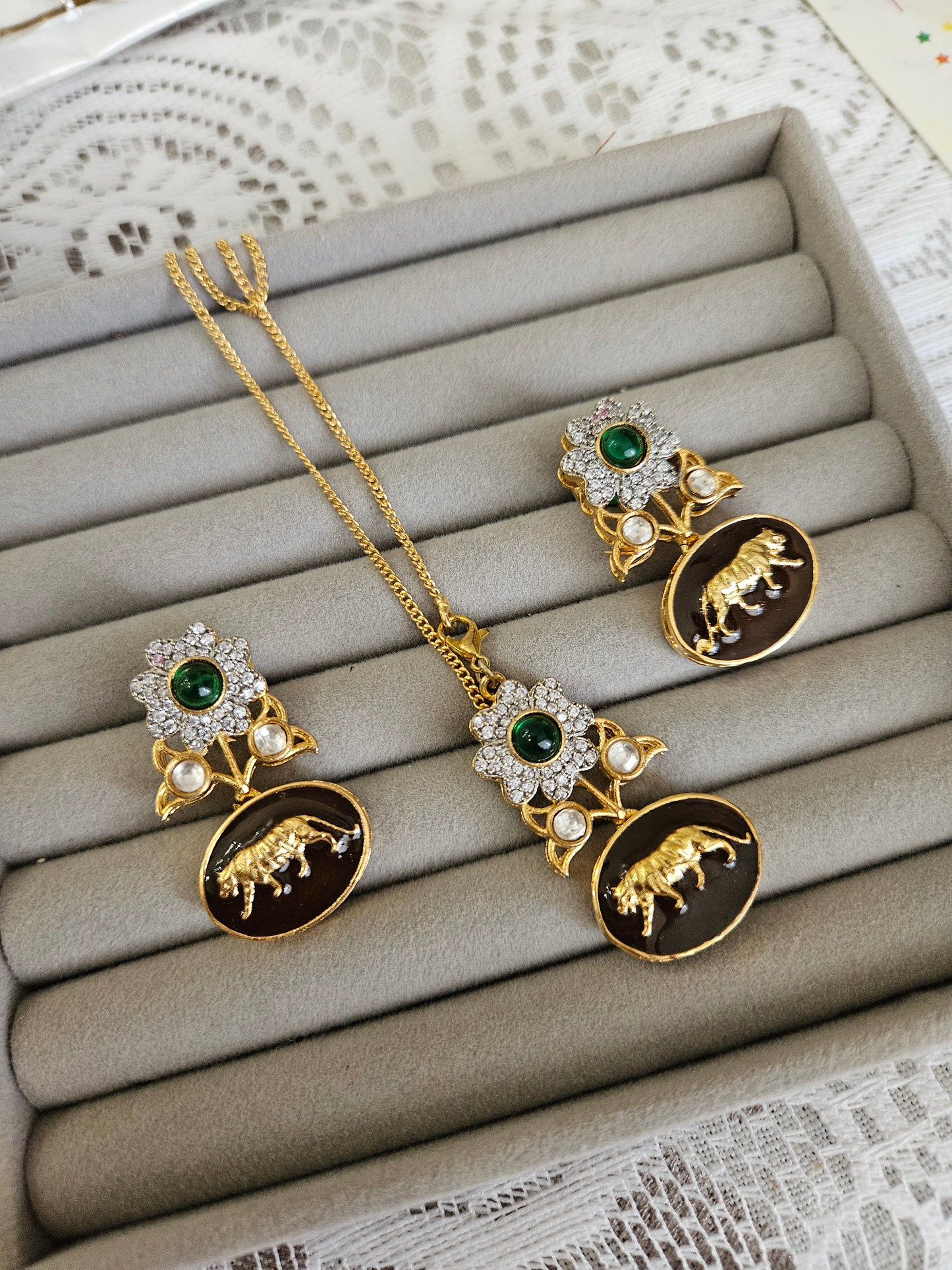 Hasika contemporary necklace set