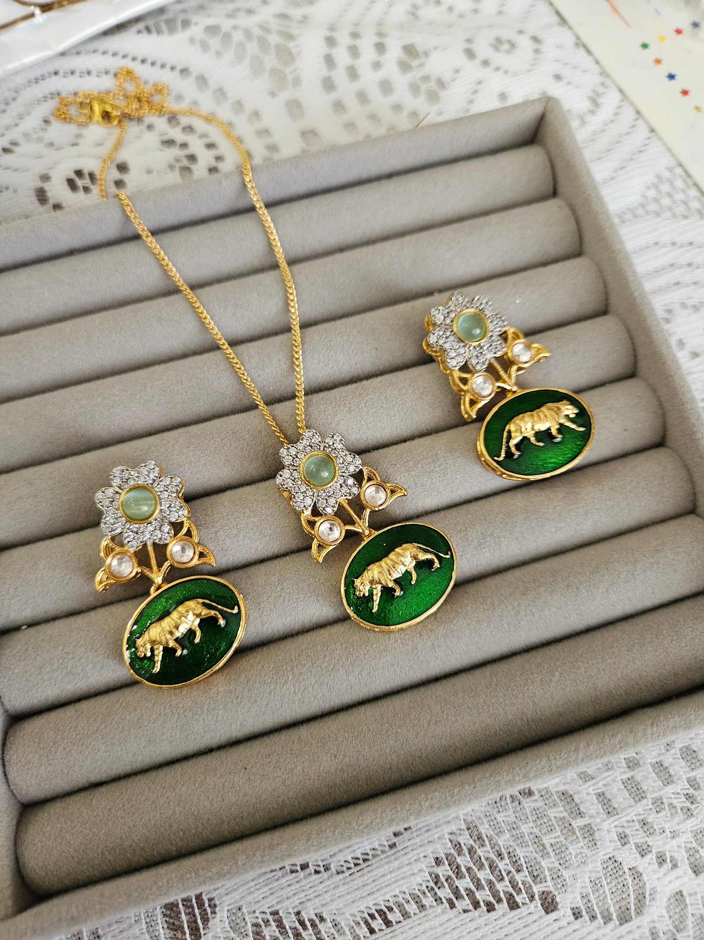 Hasika contemporary necklace set