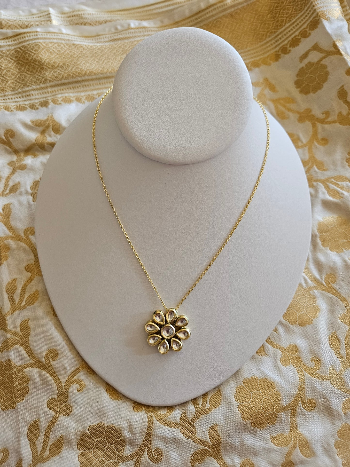 Aarvi kundan dainty necklace set
