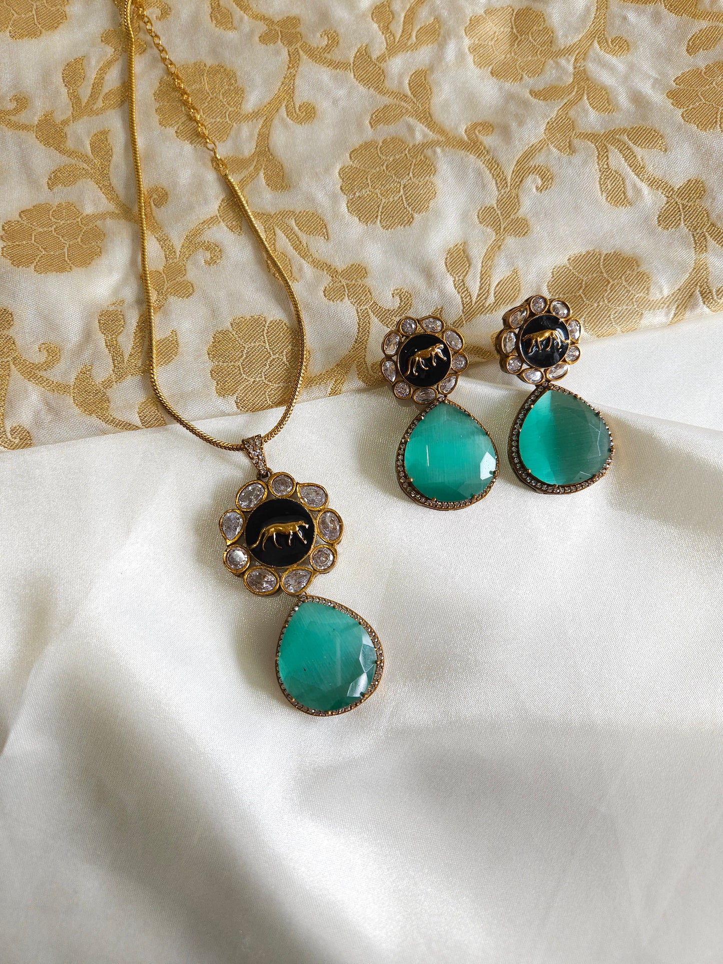 Hasika contemporary necklace set