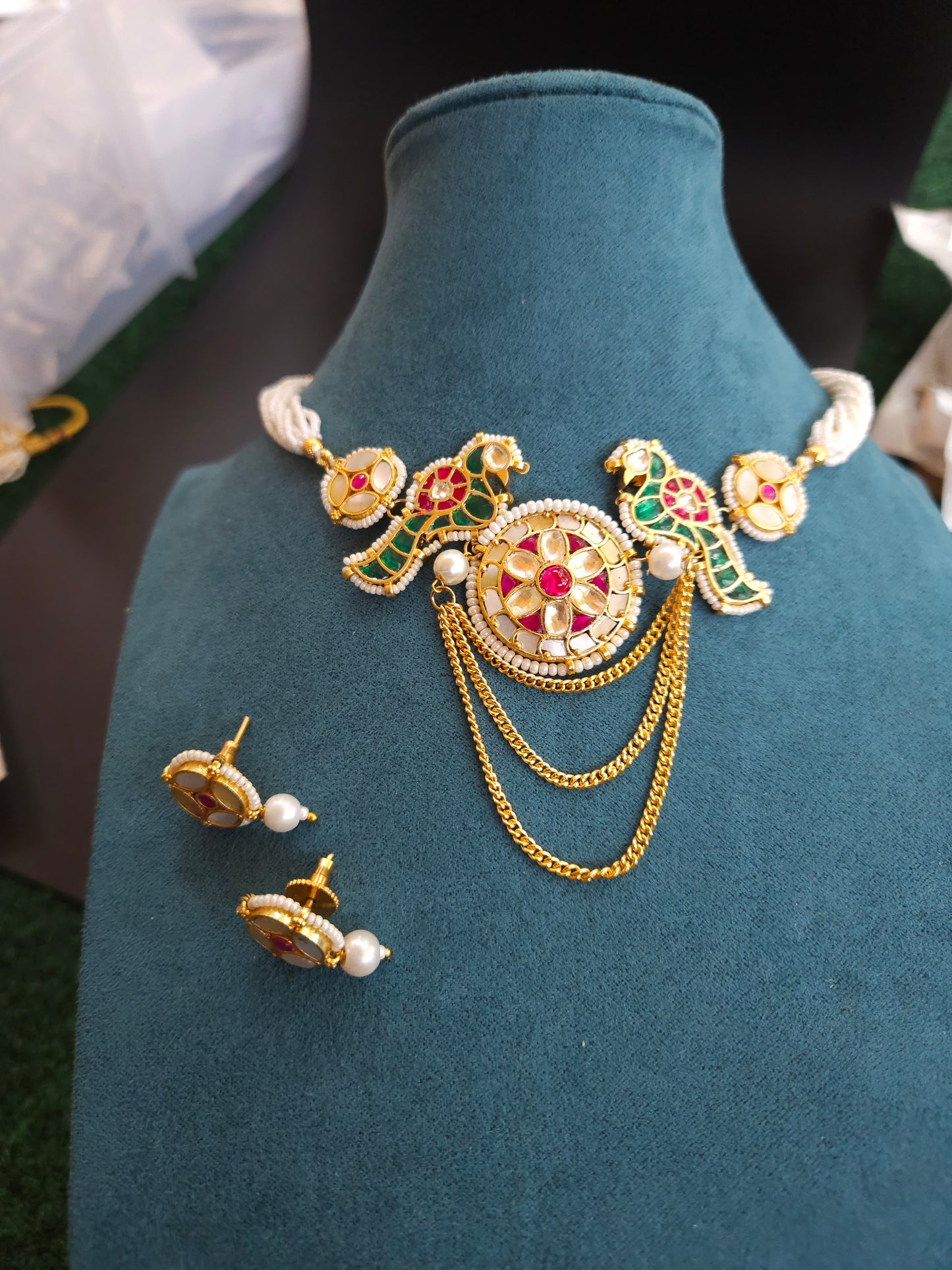Aarvi pachi kundan necklace set