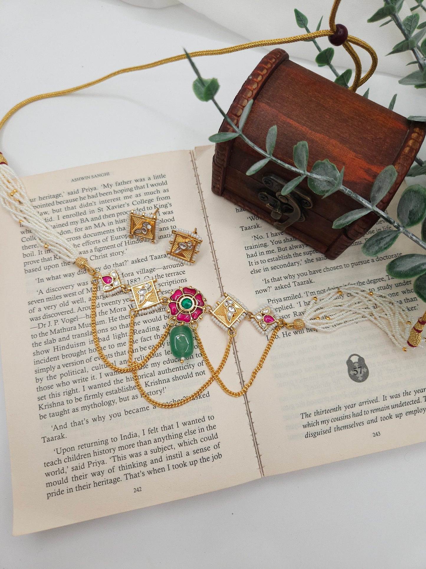 Aarvi pachi kundan necklace set
