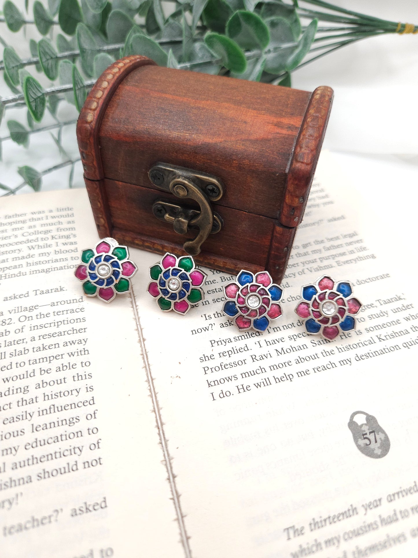 Small kemp silver alike stud earrings