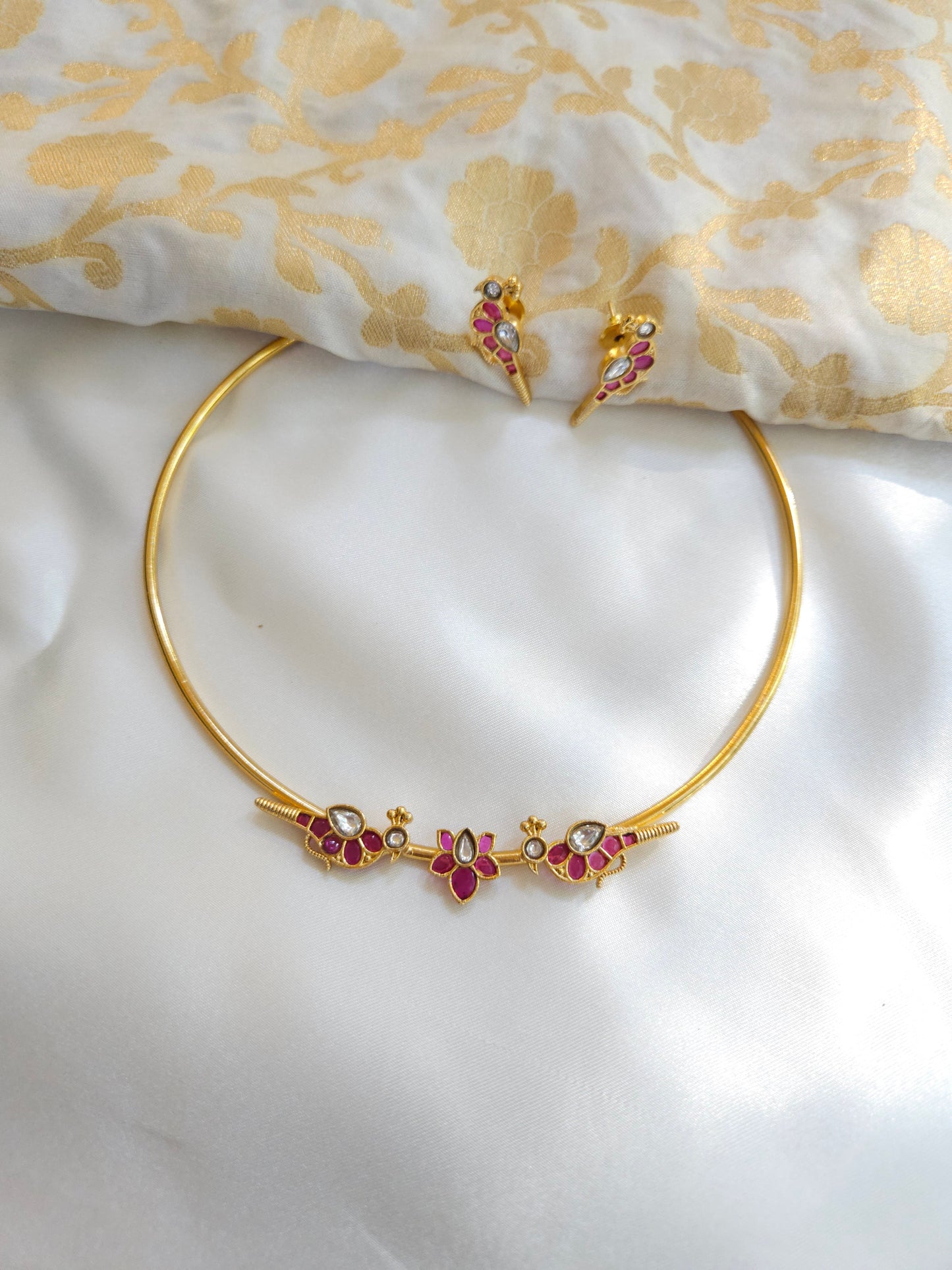 Aarvi goldplated contemporary hasli Necklace set