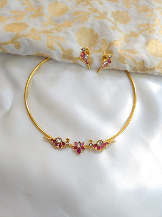 Aarvi goldplated contemporary hasli Necklace set