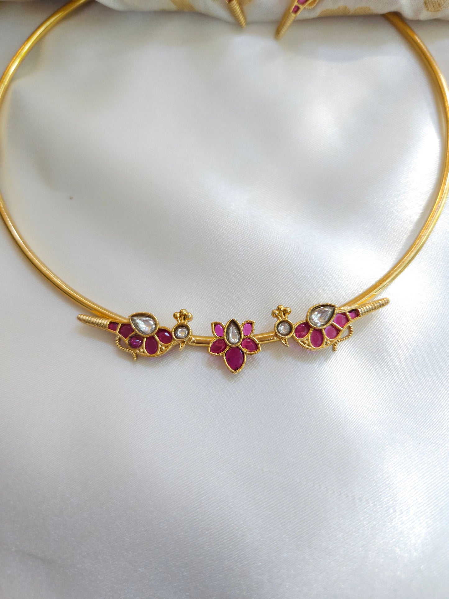 Aarvi goldplated contemporary hasli Necklace set