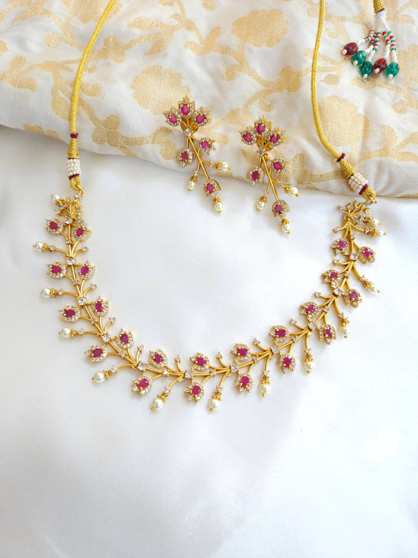 Aarvi goldplated contemporary hasli Necklace set