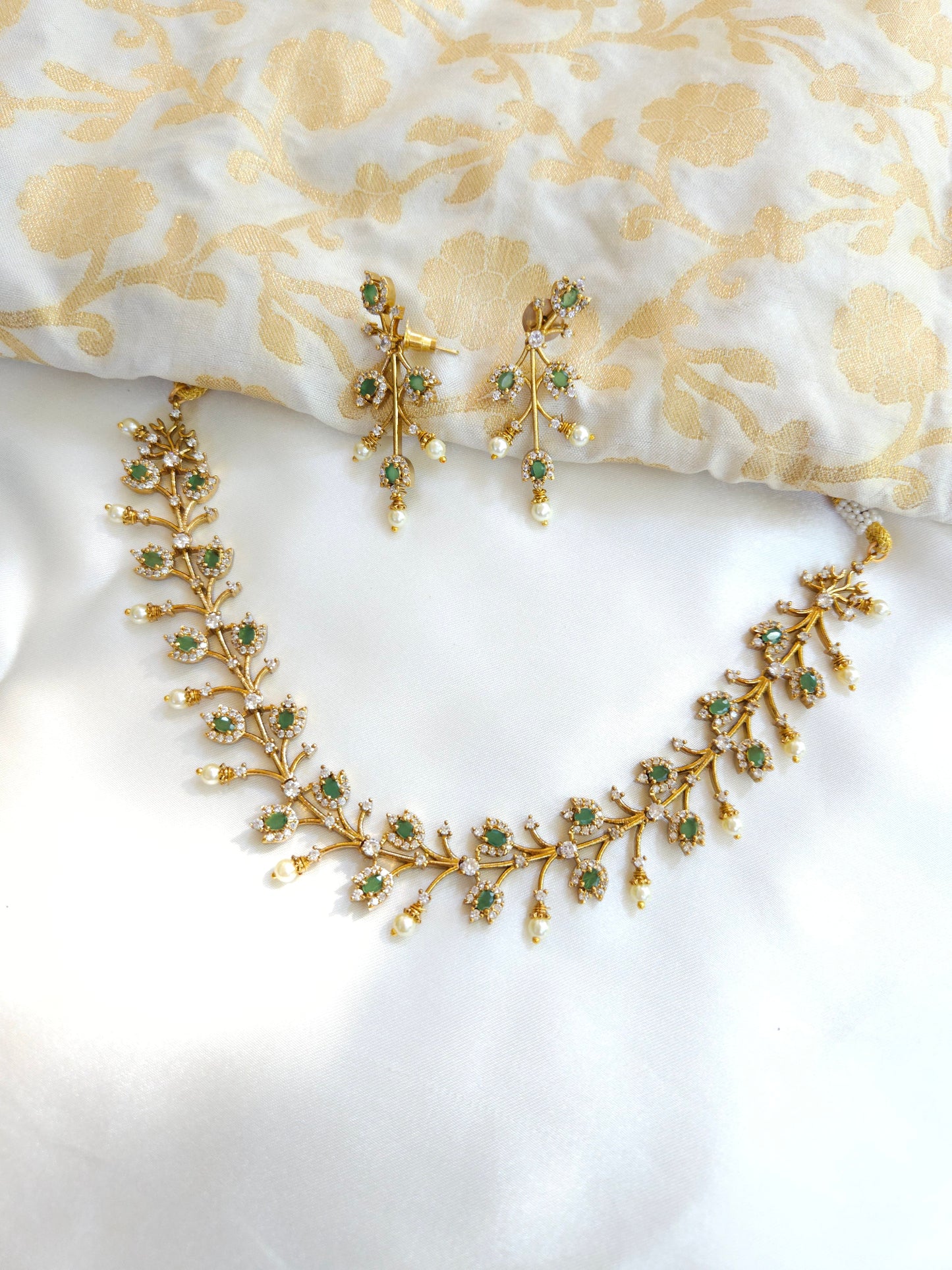 Aarvi goldplated contemporary hasli Necklace set
