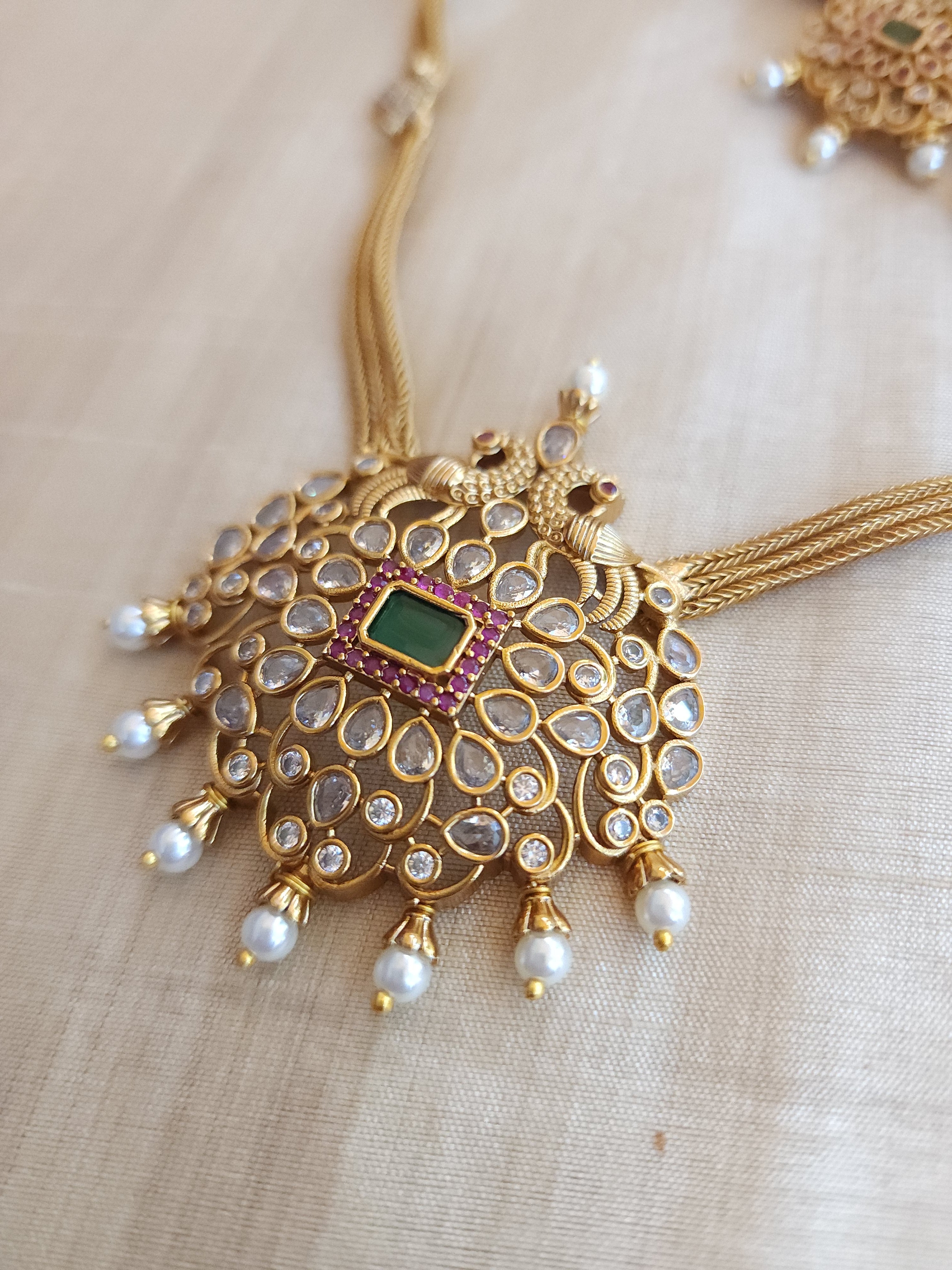 Aarvi goldplated contemporary hasli Necklace set