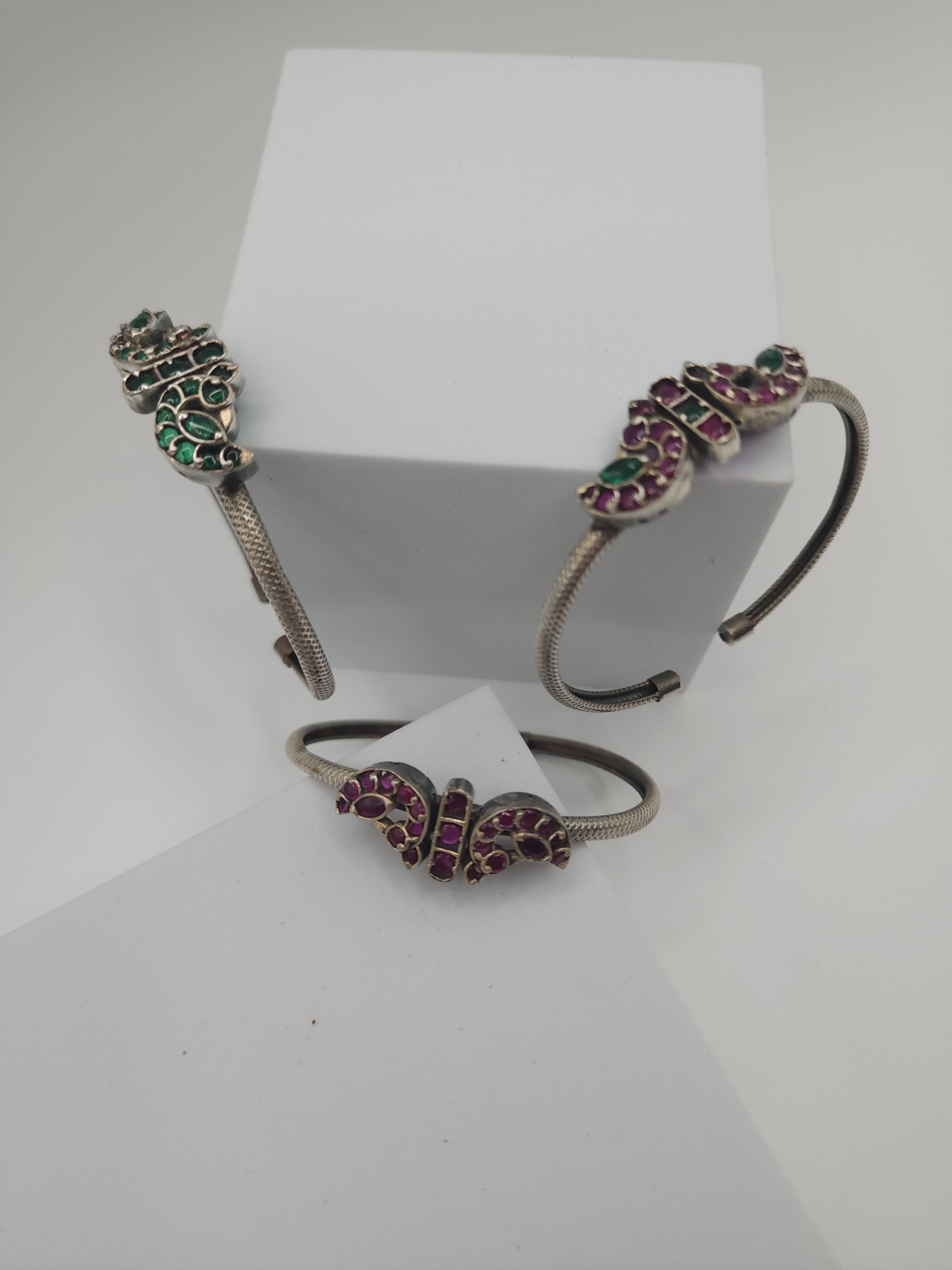 kemp silveralike bracelet/ bangles
