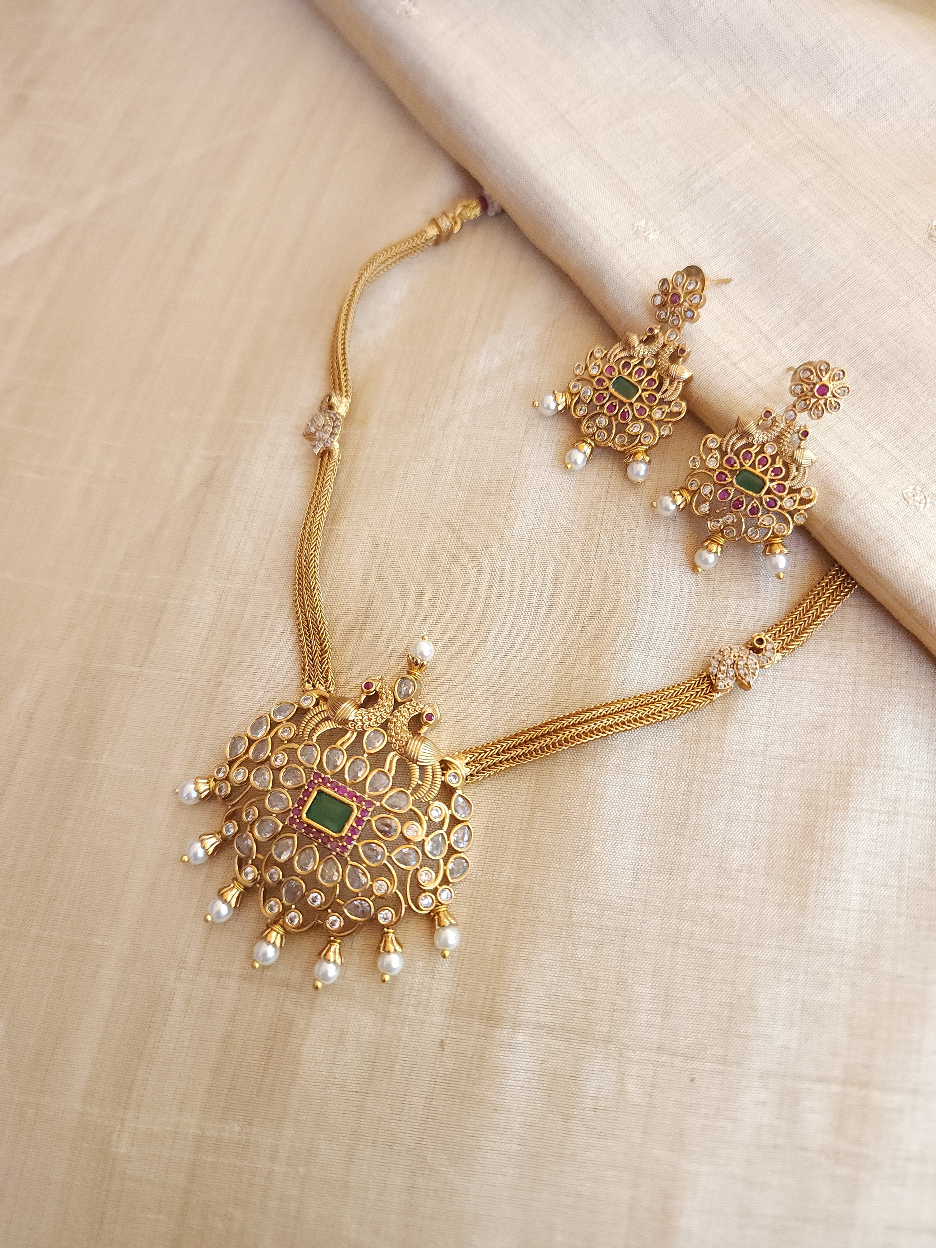 Aarvi goldplated contemporary hasli Necklace set