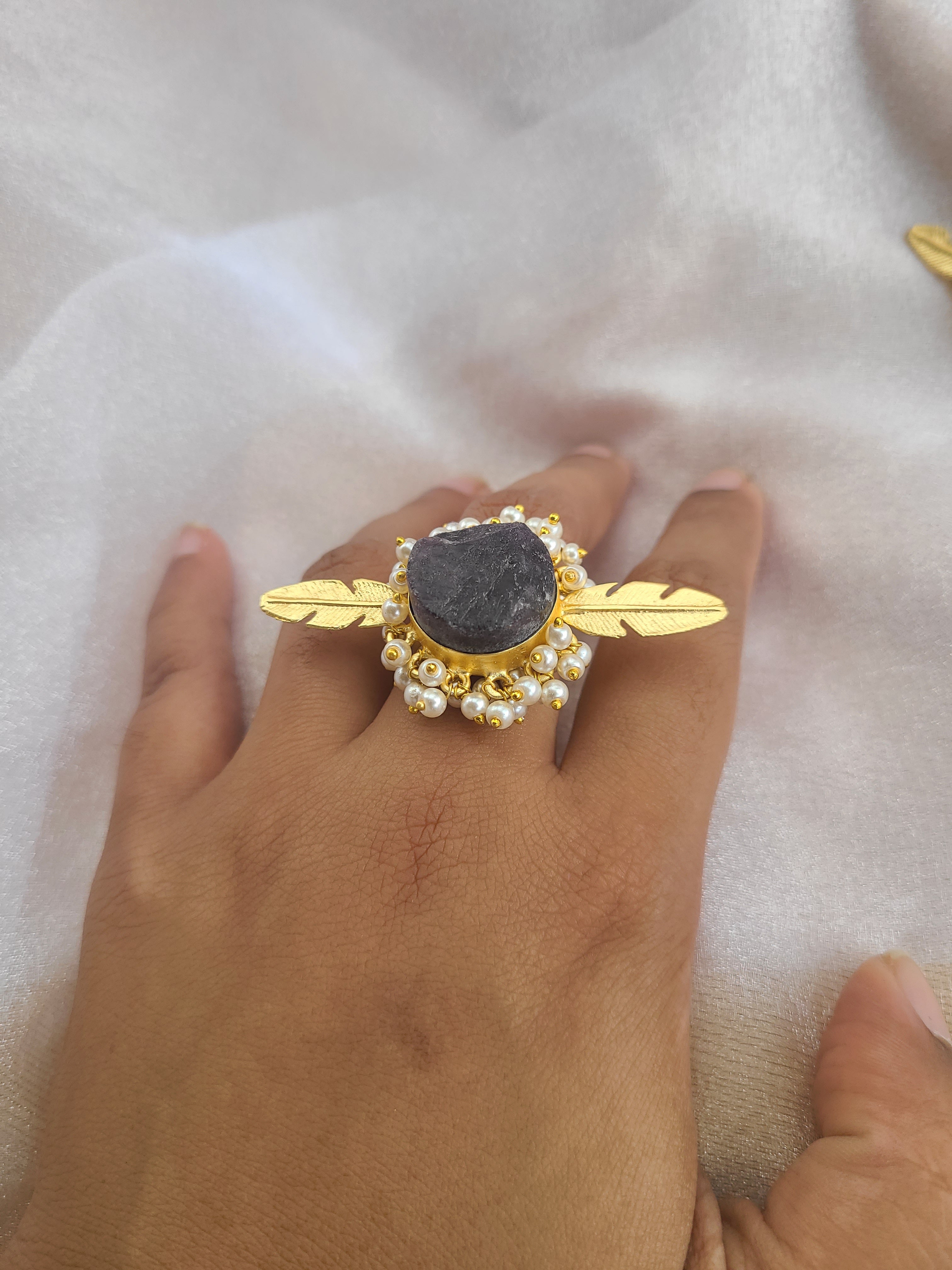 Feather adjustable ring