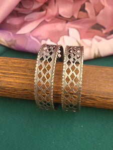 Silver alike contemporary 2 '6 bangles