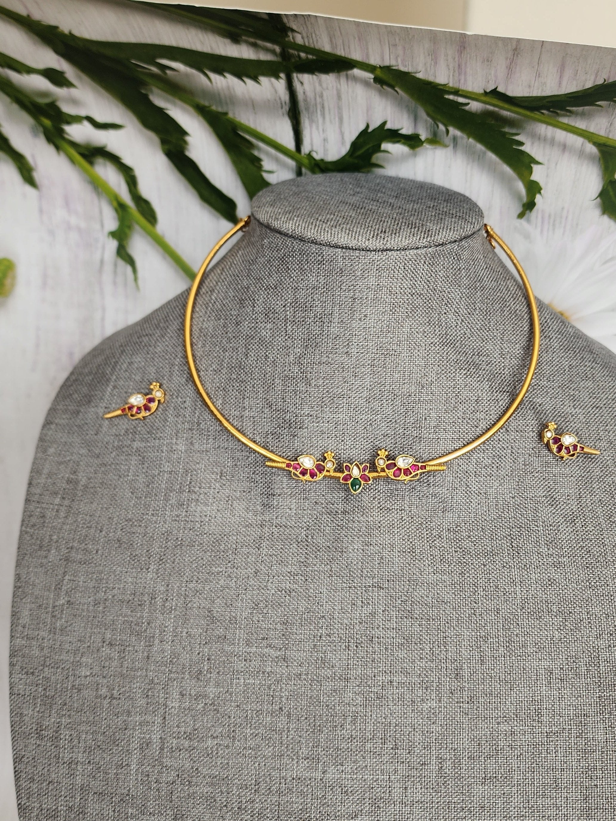 Aarvi goldplated contemporary hasli Necklace set