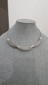 Simple hasli pendant necklace