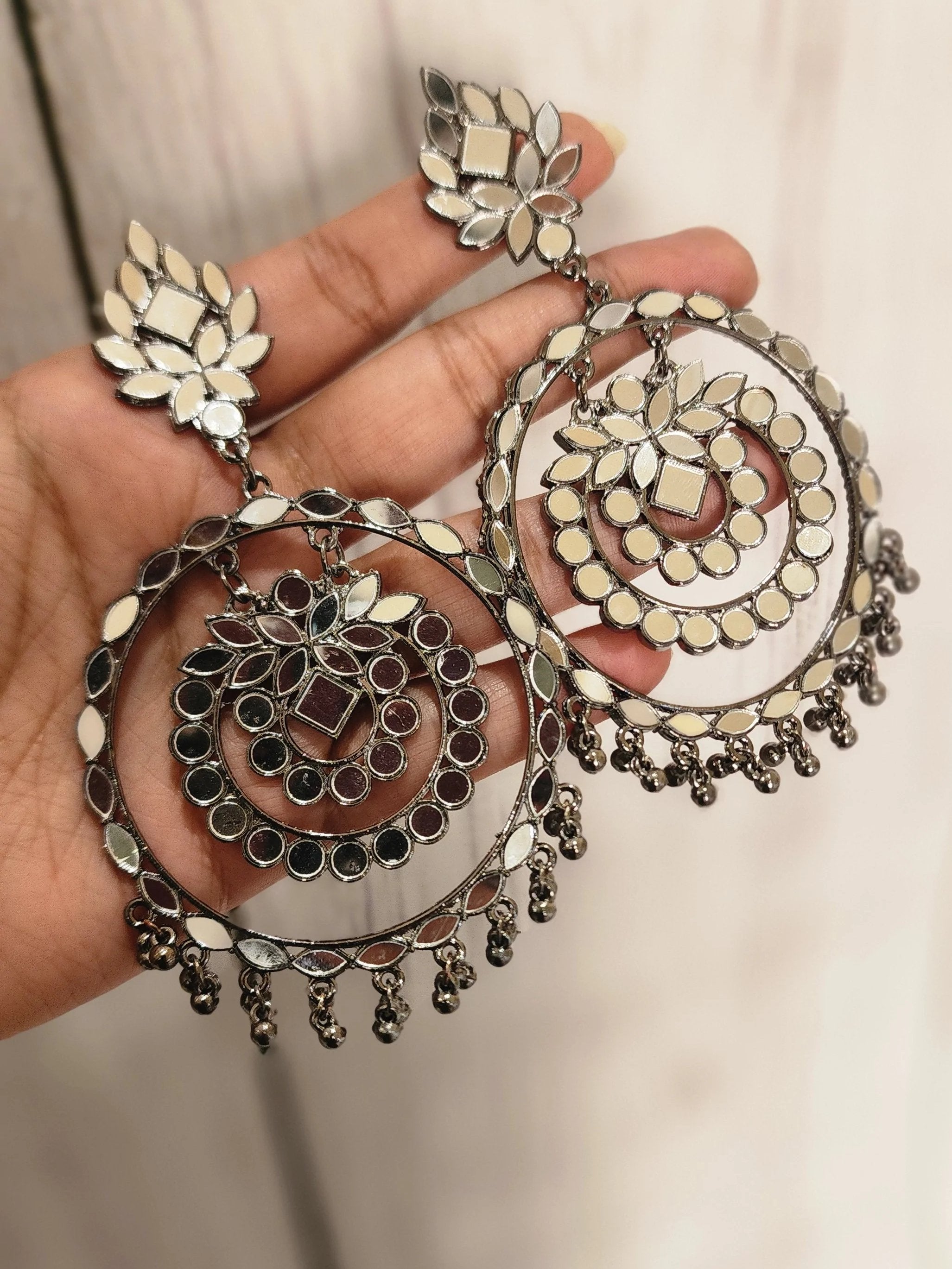 Black metal mirror earrings 2025